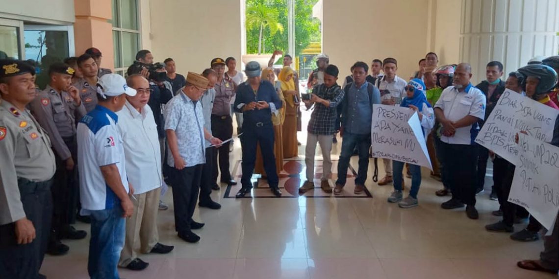 Federasi Serikat Pekerja Metal Indonesia (FSPMI) saat menggelar demo di DPRD Provinsi Gorontalo, Senin (20/1/2020)  Foto Kronologi.id.