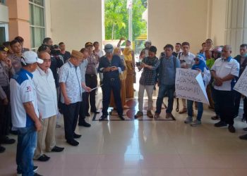Federasi Serikat Pekerja Metal Indonesia (FSPMI) saat menggelar demo di DPRD Provinsi Gorontalo, Senin (20/1/2020)  Foto Kronologi.id.