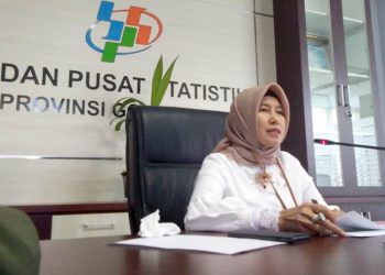 Herum Fajarawati, selaku Kepala BPS Provinsi Gorontalo, saat menggelar rilis fenomena pertumbuhan ekonomi, di Kantor Badan Pusat Statistik Provinsi Gorontalo, Rabu (15/1/2020). Foto: Lukman Polimengo.