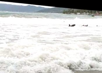 Screenshot video detik-detik ke lima wisatawan di Pantai Wisata Botutunuo, terseret ombak,  Minggu (12/1/2020).