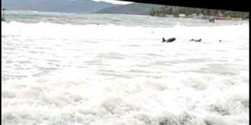 Screenshot video detik-detik ke lima wisatawan di Pantai Wisata Botutunuo, terseret ombak,  Minggu (12/1/2020).