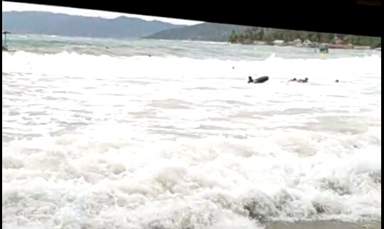 Screenshot video detik-detik ke lima wisatawan di Pantai Wisata Botutunuo, terseret ombak,  Minggu (12/1/2020).