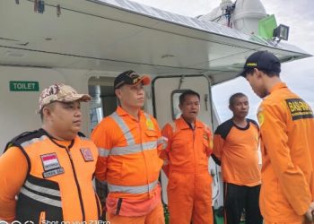 Personil Badan Pencarian dan Pertolongan  (KanSAR)  Gorontalo, tengah melakukan breafing sebelum melakukan pencarian. Foto: Humas kansar Gorontalo.