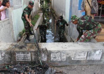 Koramil 1304-02/Kota Selatan melakukan aksi bersih-bersih, menyasar titik ke dua, dalam upaya mencegah banjir di lokasi drainase Pasar Central, Senin (13/1/2020).