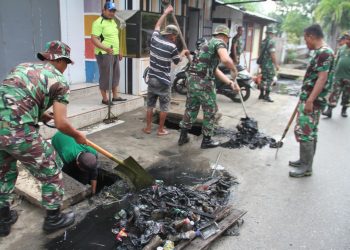 Mengantisipasi agar tidak terjadi lagi, jajaran Koramil 1304-02/Kota Selatan bersama sama warga melaksanakan pembersihan saluran air di lokasi tersebut, Jumat (10/01/2020)