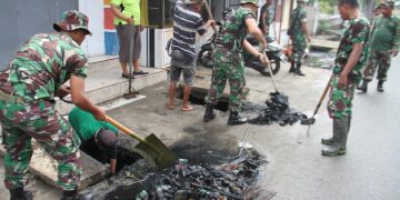 Mengantisipasi agar tidak terjadi lagi, jajaran Koramil 1304-02/Kota Selatan bersama sama warga melaksanakan pembersihan saluran air di lokasi tersebut, Jumat (10/01/2020)