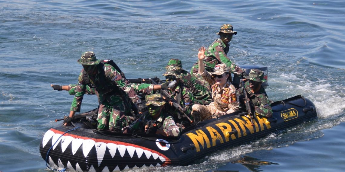 Bupati Minahasa Selatan, Christiany Eugenia Paruntu (melambaikan tangan) usai berhasil diselamatkan oleh pasukan marinir saat di sandera kelompok teroris.