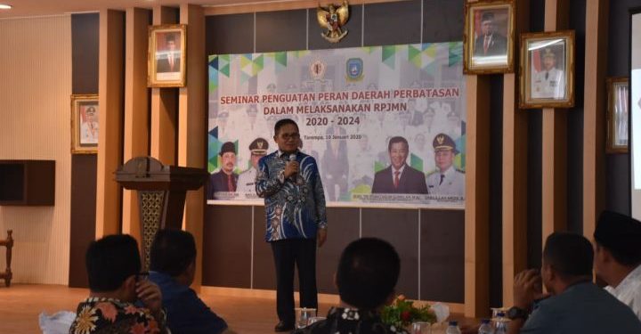 Walikota Gorontalo Marten A. Taha, saat memberikan penguatan terhadap kepala-kepala daerah dalam seminar pelaksanaan RPJMN di Kabupaten Anambas.