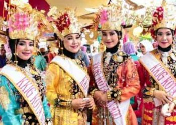 Empat orang dengan pakaian khas Gorontalo. Foto Istimewa.