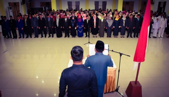 Walikota Gorontalo Marten A. Taha melantik 147 pejabat administrator di lingkungan Pemerintah Kota Gorontalo, Kamis (16/01/20). Foto: Humas Pemkot Gorontalo.