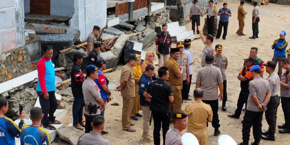 Jajaran Polda Gorontalo saat mengadakan kunjungan di Desa Botu barani, Kecamatan kabila Bone, Kabupaten Bonebolango, Selasa (14/1/2020). Foto: Humas polda Gorontalo.