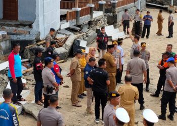 Jajaran Polda Gorontalo saat mengadakan kunjungan di Desa Botu barani, Kecamatan kabila Bone, Kabupaten Bonebolango, Selasa (14/1/2020). Foto: Humas polda Gorontalo.