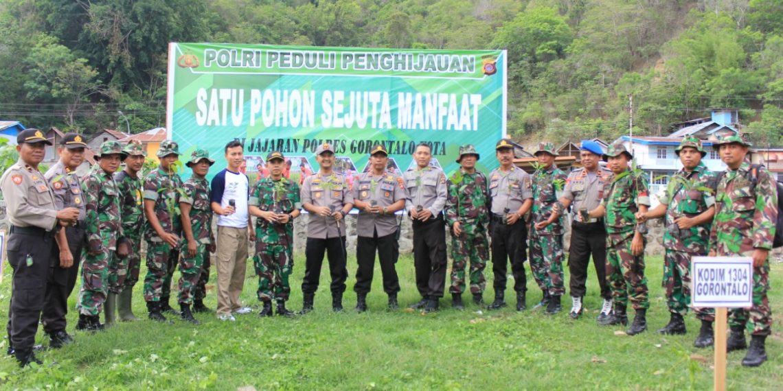 Foto bersama usai penanaman pohon, dalam rangka “Polri Peduli Penghijauan” . Foto: Humas Polres Gorontalo Kota.