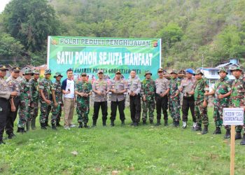 Foto bersama usai penanaman pohon, dalam rangka “Polri Peduli Penghijauan” . Foto: Humas Polres Gorontalo Kota.