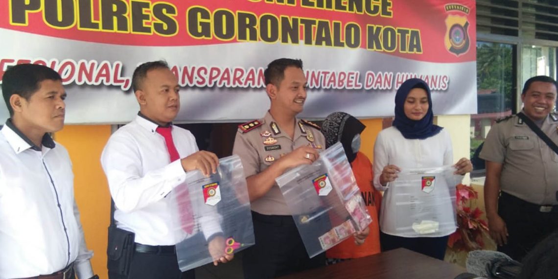 Jajaran Polres Gorontalo Kota saat menggelar konfrensi  pers terkait dugaan kasus aborsi. Foto: Lukman Polimengo.