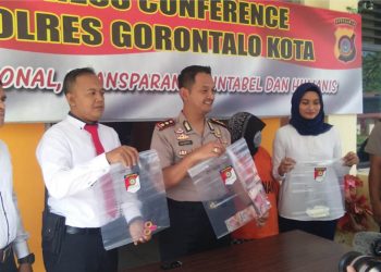 Jajaran Polres Gorontalo Kota saat menggelar konfrensi  pers terkait dugaan kasus aborsi. Foto: Lukman Polimengo.