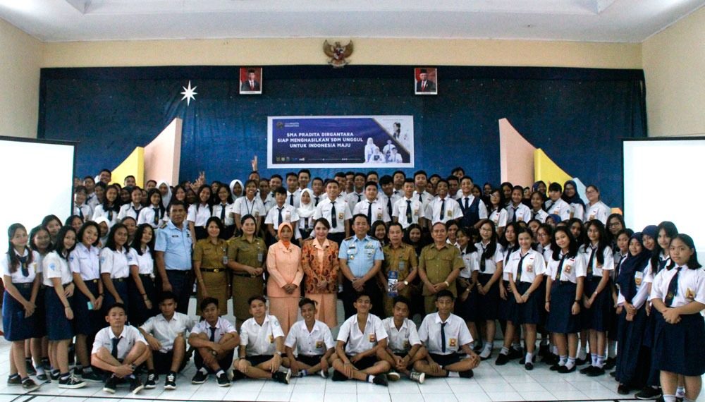 Foto bersama usai kegiatan sosialisasi Sekolah Menegah Pertama (SMA) Pradita Dirgantara. Foto: Pentak Lanud Sam Ratulangi.