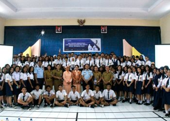 Foto bersama usai kegiatan sosialisasi Sekolah Menegah Pertama (SMA) Pradita Dirgantara. Foto: Pentak Lanud Sam Ratulangi.