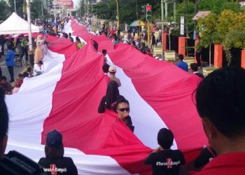 Prosesi pembentangan bendera merah putih dalam rangka peringatan Hari Patriotik 23 Januari, Foto: Lukman Polimengo.