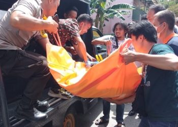Jasad Rika Van Gobel, saat dibawa oleh pertugas, Ia ditemukan dalam kondisi tak bernyawa di salah satu indekos di Jalan Pangeran Hidayat I, Kelurahan Dulalowo Timur, Kecamatan Kota Tengah, Kota Gorontalo, Senin (13/1/2020). Foto: Dokumentasi Kepolisian.