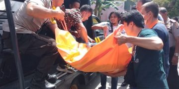 Jasad Rika Van Gobel, saat dibawa oleh pertugas, Ia ditemukan dalam kondisi tak bernyawa di salah satu indekos di Jalan Pangeran Hidayat I, Kelurahan Dulalowo Timur, Kecamatan Kota Tengah, Kota Gorontalo, Senin (13/1/2020). Foto: Dokumentasi Kepolisian.