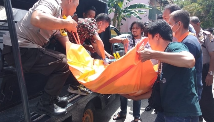 Jasad Rika Van Gobel, saat dibawa oleh pertugas, Ia ditemukan dalam kondisi tak bernyawa di salah satu indekos di Jalan Pangeran Hidayat I, Kelurahan Dulalowo Timur, Kecamatan Kota Tengah, Kota Gorontalo, Senin (13/1/2020). Foto: Dokumentasi Kepolisian.