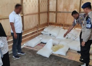 Intelmob Sat Brimob Poldada Gorontalo berhasil membongkar dan mengamankan 1.500 liter miras jenis cap tikus, di Desa Hutabohu, Kecamatan Limboto Barat, Kabupaten Gorontalo, Rabu (12/2/2020).