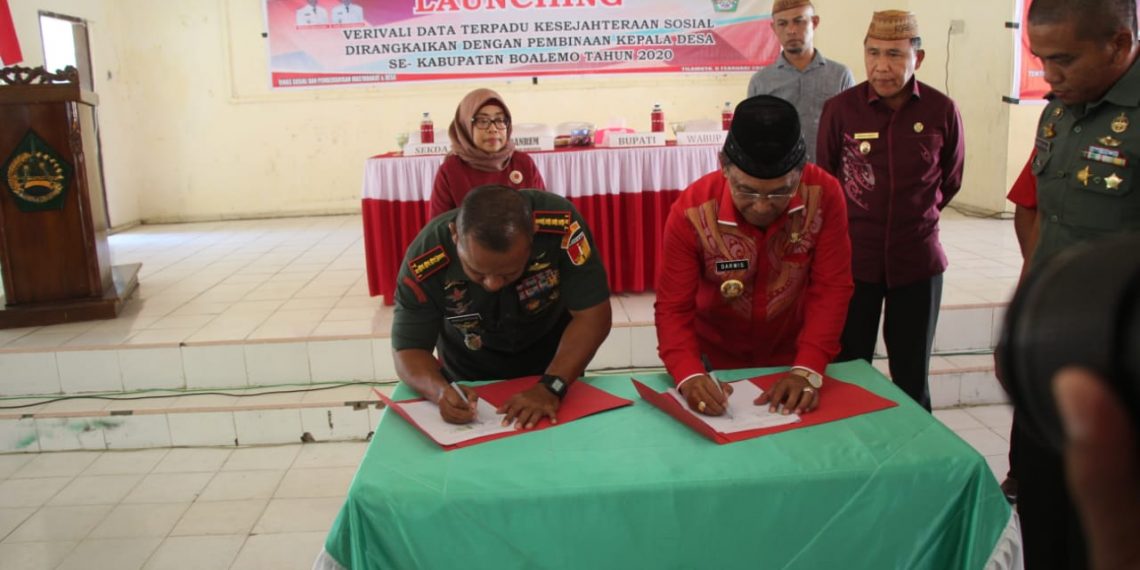 Danrem Nani Wartabone, Kolonel Czi Arnold AP Ritiauw bersama Bupati Boalemo, Darwis Moridu, saat menandatangani kerjasama. Foto: Penerangan Korem.