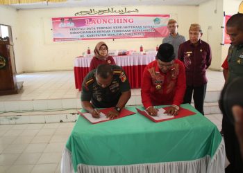 Danrem Nani Wartabone, Kolonel Czi Arnold AP Ritiauw bersama Bupati Boalemo, Darwis Moridu, saat menandatangani kerjasama. Foto: Penerangan Korem.