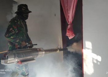 Dinas Kesehatan Bone Bolango melalui Staf Kesehatan Kecamatan Bulango Selatan dibantu oleh Babinsa Ramil 1304-04/Tapa Kopda Imam Taufik mengadakan fogging di wilayah trsebut, Jumat, (21/2/2020)