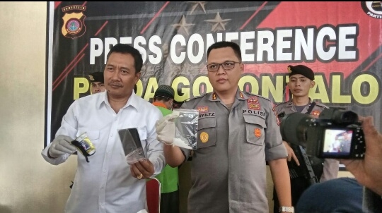 Kabid Humas Polda Gorontalo, AKBP Wahyu Tri Cahyono saat memberikan keterangan pers terkait penangkapan kasus kepemilikan Narkoba jenis sabu.