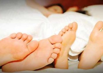 Ilustrasi suami istri sedang tidur. Foto: Istimewa.