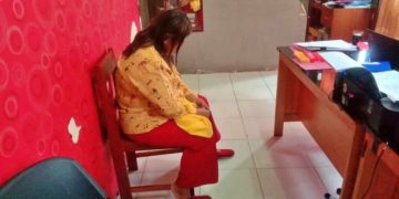 RT, tersangka sub agen judi togel, saat diamankan aparat. Foto: Istimewa.