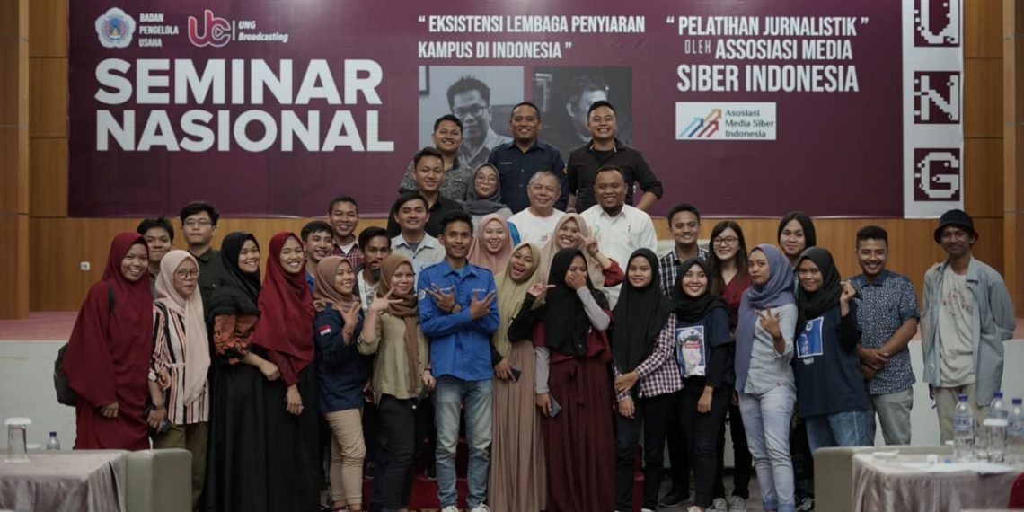 Foto bersama pemateri dan peserta pelatihan jurnalistik yang digelar di Hotel Damhil UNG, Senin (24/2/2020). Foto: Arlan/barakati.id