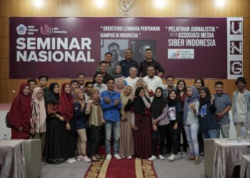 Foto bersama pemateri dan peserta pelatihan jurnalistik yang digelar di Hotel Damhil UNG, Senin (24/2/2020). Foto: Arlan/barakati.id