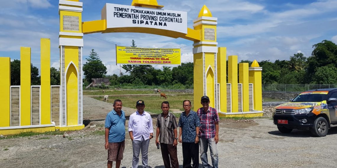 Sultan Dalupe. selaku Kepala Bidang Penataan Ruang di Kator Pekerjaan Umum dan Perumahan Rakyat (PUPR) Provinsi Gorontalo, saat bersama keluarga ahli waris.atas lahan yang dijadikan TPU Muslim oleh Pemprov Gorontalo.