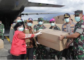 Penyerahan alat pelindung diri (APL) yang dibawa oleh Pesawat CN-295/A-2907 dari Skadron Udara II Pangkalan Udara (Lanud)  Halim Perdanakusuma, Jakarta.