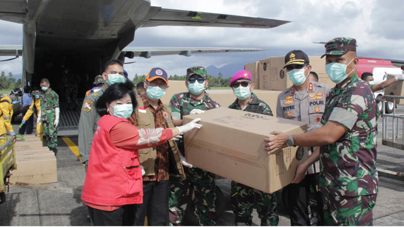 Penyerahan alat pelindung diri (APL) yang dibawa oleh Pesawat CN-295/A-2907 dari Skadron Udara II Pangkalan Udara (Lanud)  Halim Perdanakusuma, Jakarta.