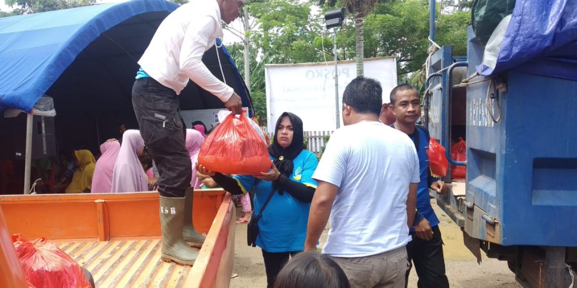 Penyaluran bantuan di Desa Diloniyohu, Kecamatan Boliyohuto, Kabupaten Gorontalo oleh Dinas Sosial Provinsi Gorontalo. Foto: Dinsos Provinsi Gorontalo.