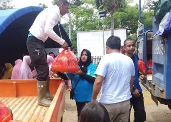 Penyaluran bantuan di Desa Diloniyohu, Kecamatan Boliyohuto, Kabupaten Gorontalo oleh Dinas Sosial Provinsi Gorontalo. Foto: Dinsos Provinsi Gorontalo.