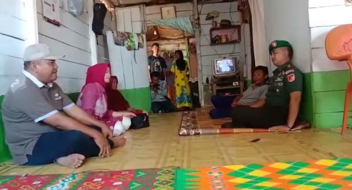 Komandan Distrik Militer (Dandim) 1314 Gorontalo Utara, Letkol Arm Firstya Andrean Gitrias saat silaturahmi ke rumah kediaman Wiranti Ngiu.