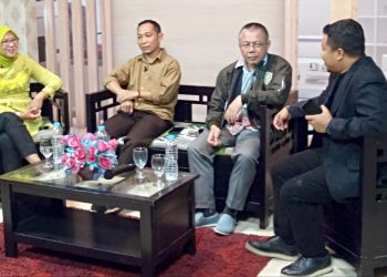 Dari kiri, Femmy Udoki (AMSI Gorontalo), Hendrik Imran, selaku Komisioner KPU Provinsi Gorontalo, Verrianto Madjowa, , (AMSI Gorontalo), saat menjadi  narasumber dalam program Dialog Fokus Mimoza TV,yang di pandu oleh Ariel Sutanto, Sabtu (29/2/2020).