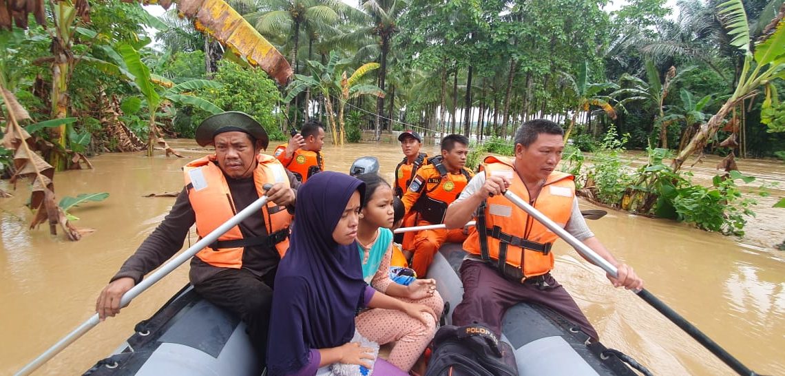 Tim Basarnas Kota Gorontalo tengah mengevakuasi warga yang betdampak banjir di Kabupaten Gorontalo Utara. Foto: Basarnas.