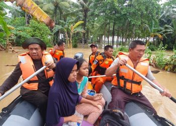 Tim Basarnas Kota Gorontalo tengah mengevakuasi warga yang betdampak banjir di Kabupaten Gorontalo Utara. Foto: Basarnas.