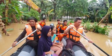 Tim Basarnas Kota Gorontalo tengah mengevakuasi warga yang betdampak banjir di Kabupaten Gorontalo Utara. Foto: Basarnas.