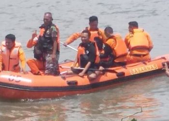 Badan Pencarian dan Pertolongan (Basarnas) Kota  Gorontalo tengah melakukan upaya pencarian korban tenggelam. Foto: Istimewa.