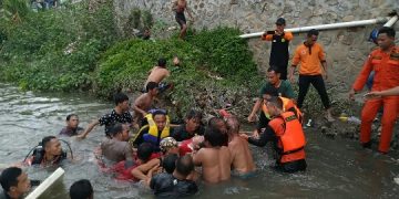 Tim Basarnas Kota Gorontalo di bantu aparat TNI dan kepolisian serta warga mengevakuasi korban tenggelam di Sungai Bone, Minggu (1/3/2020). Foto: Basarnas Kota Gorontalo.