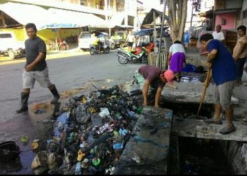 Petugas kebersihan DLH Kota Gorontalo dan Tim Gagah Dinas PUPR Kota Gorontalo, ketika memberishkan saluran yang tersumbat oleh sampah.