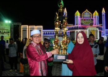 Penyerahan Pilada Bergilir MTQ Tingkat Kota Gorontalo, oleh Wali Kota Gorontalo Marten A. Taha, kepada Camat Kota Timur Eladona Sidiki.