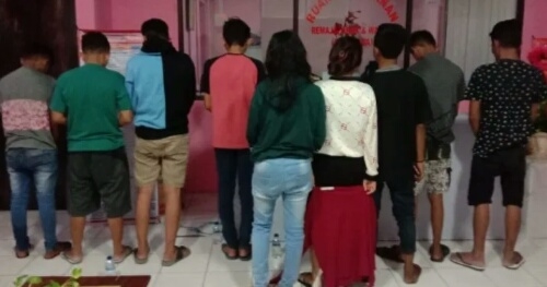 Sembilan remaja yang diamankan aparat saat sedang pesta minuman keras di salah satu kamar kos di Kelyrahan Hutu'o,  Kecamatan Limboto.